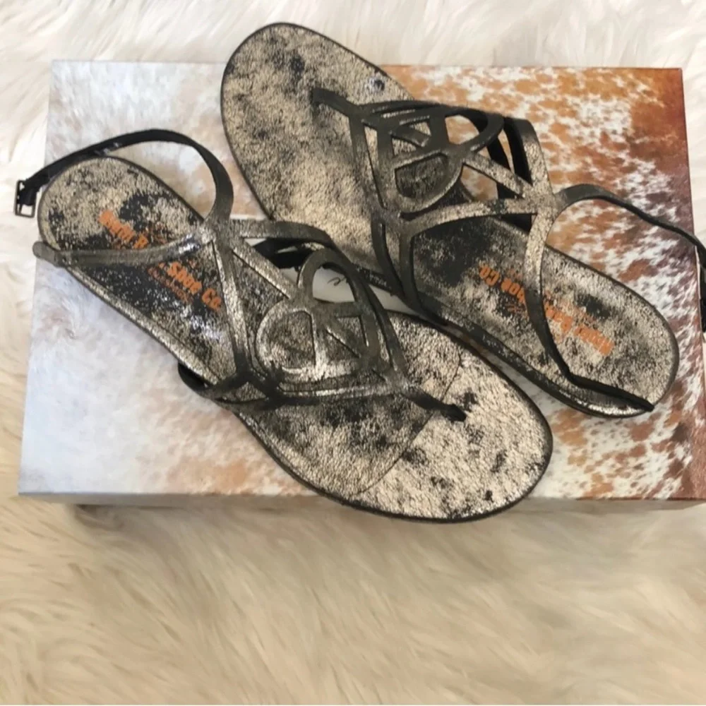 New Right Bank Shoe Company Pewter Heart Strappy Sandales